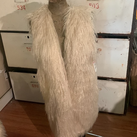 Free People Faux fur vest Nwot - Picture 2 of 5